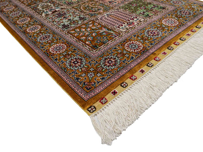 Sehr feiner, handgeknüpfter Khademi Orientteppich mit Ghom Design aus reiner Seide, braun, oliv. 93x63 cm. Vertrieb durch Jupiter Intl.