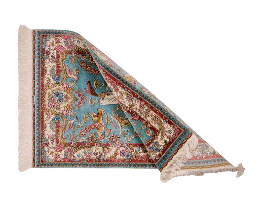 Sehr feiner, handgeknüpfter Khademi Orientteppich mit Ghom Design aus reiner Seide, blau, rot, creme, weiß. 93x63 cm. Vertrieb durch Jupiter Intl.