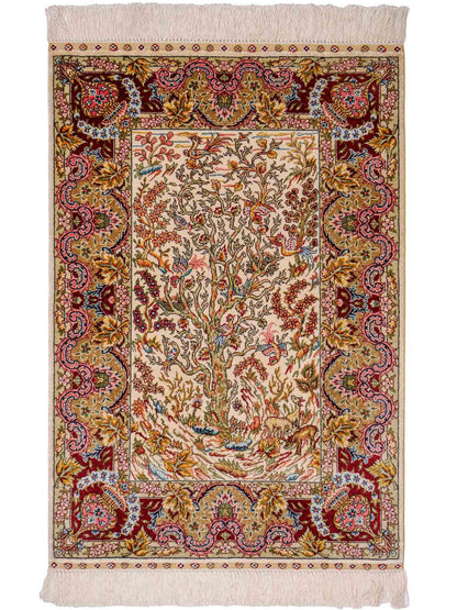 Sehr feiner, handgeknüpfter Khademi Orientteppich mit Ghom Design aus reiner Seide, gold, creme, weiß, rot. 93x63 cm. Vertrieb durch Jupiter Intl.