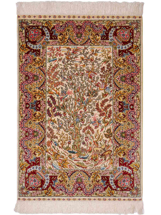 Sehr feiner, handgeknüpfter Khademi Orientteppich mit Ghom Design aus reiner Seide, gold, creme, weiß, rot. 93x63 cm. Vertrieb durch Jupiter Intl.