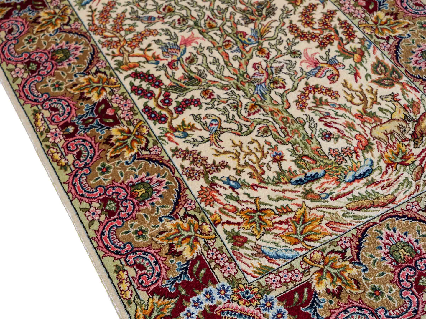 Sehr feiner, handgeknüpfter Khademi Orientteppich mit Ghom Design aus reiner Seide, gold, creme, weiß, rot. 93x63 cm. Vertrieb durch Jupiter Intl.