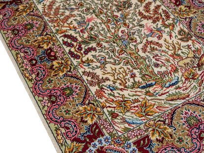 Sehr feiner, handgeknüpfter Khademi Orientteppich mit Ghom Design aus reiner Seide, gold, creme, weiß, rot. 93x63 cm. Vertrieb durch Jupiter Intl.