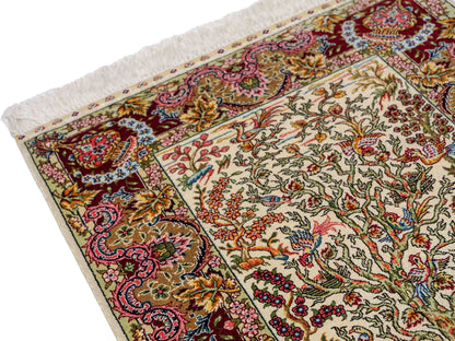 Sehr feiner, handgeknüpfter Khademi Orientteppich mit Ghom Design aus reiner Seide, gold, creme, weiß, rot. 93x63 cm. Vertrieb durch Jupiter Intl.