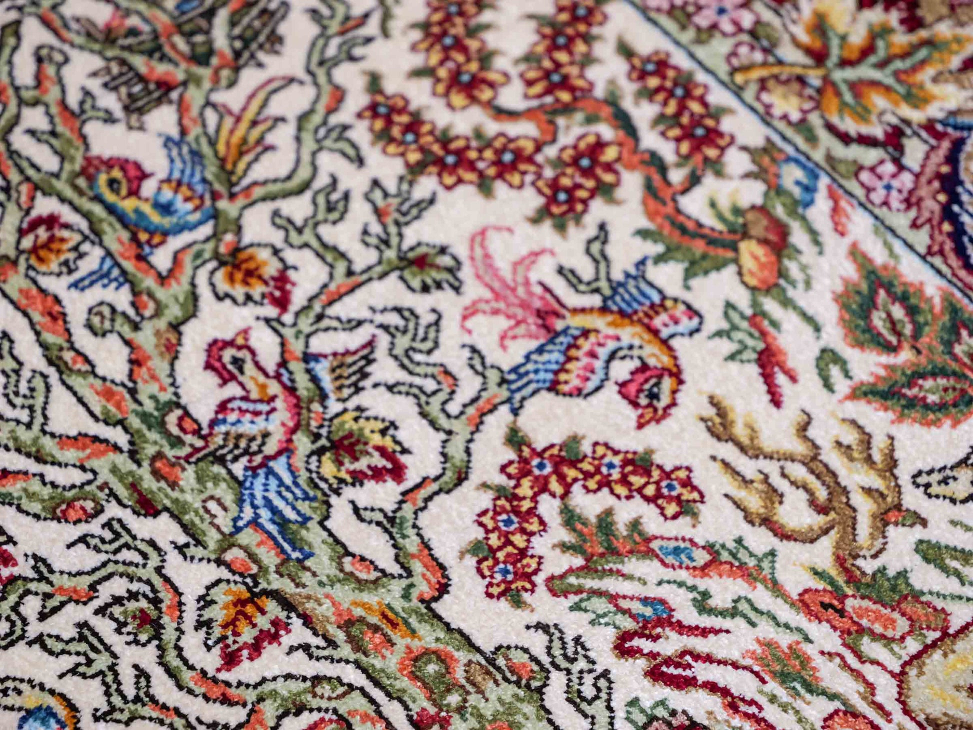 Sehr feiner, handgeknüpfter Khademi Orientteppich mit Ghom Design aus reiner Seide, gold, creme, weiß, rot. 93x63 cm. Vertrieb durch Jupiter Intl.
