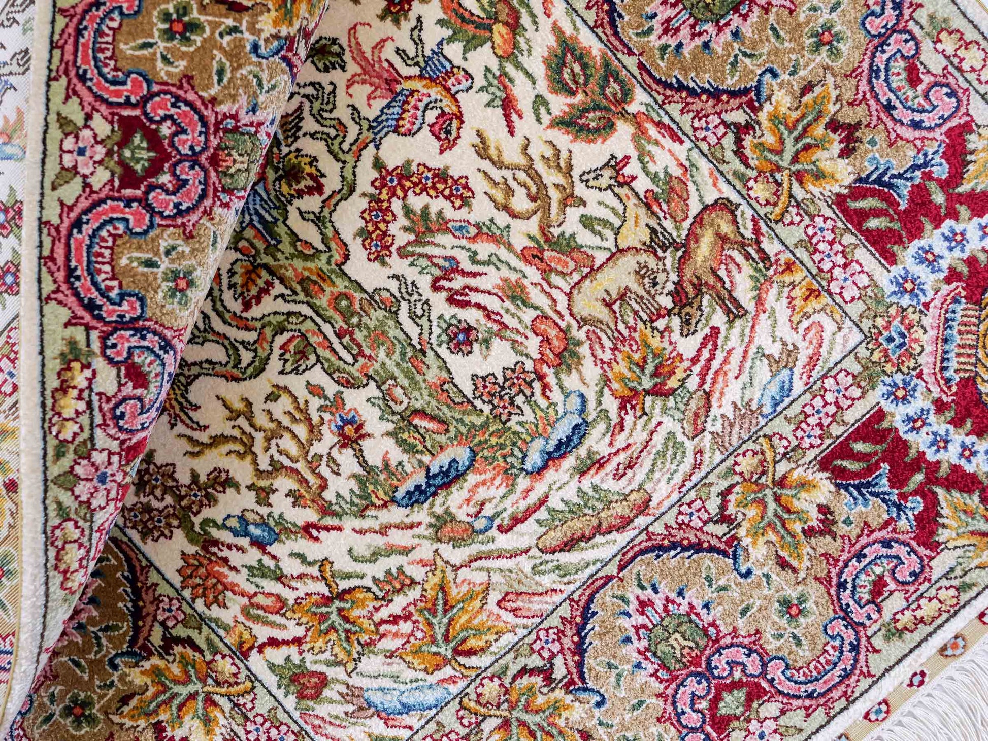 Sehr feiner, handgeknüpfter Khademi Orientteppich mit Ghom Design aus reiner Seide, gold, creme, weiß, rot. 93x63 cm. Vertrieb durch Jupiter Intl.