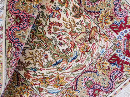Sehr feiner, handgeknüpfter Khademi Orientteppich mit Ghom Design aus reiner Seide, gold, creme, weiß, rot. 93x63 cm. Vertrieb durch Jupiter Intl.