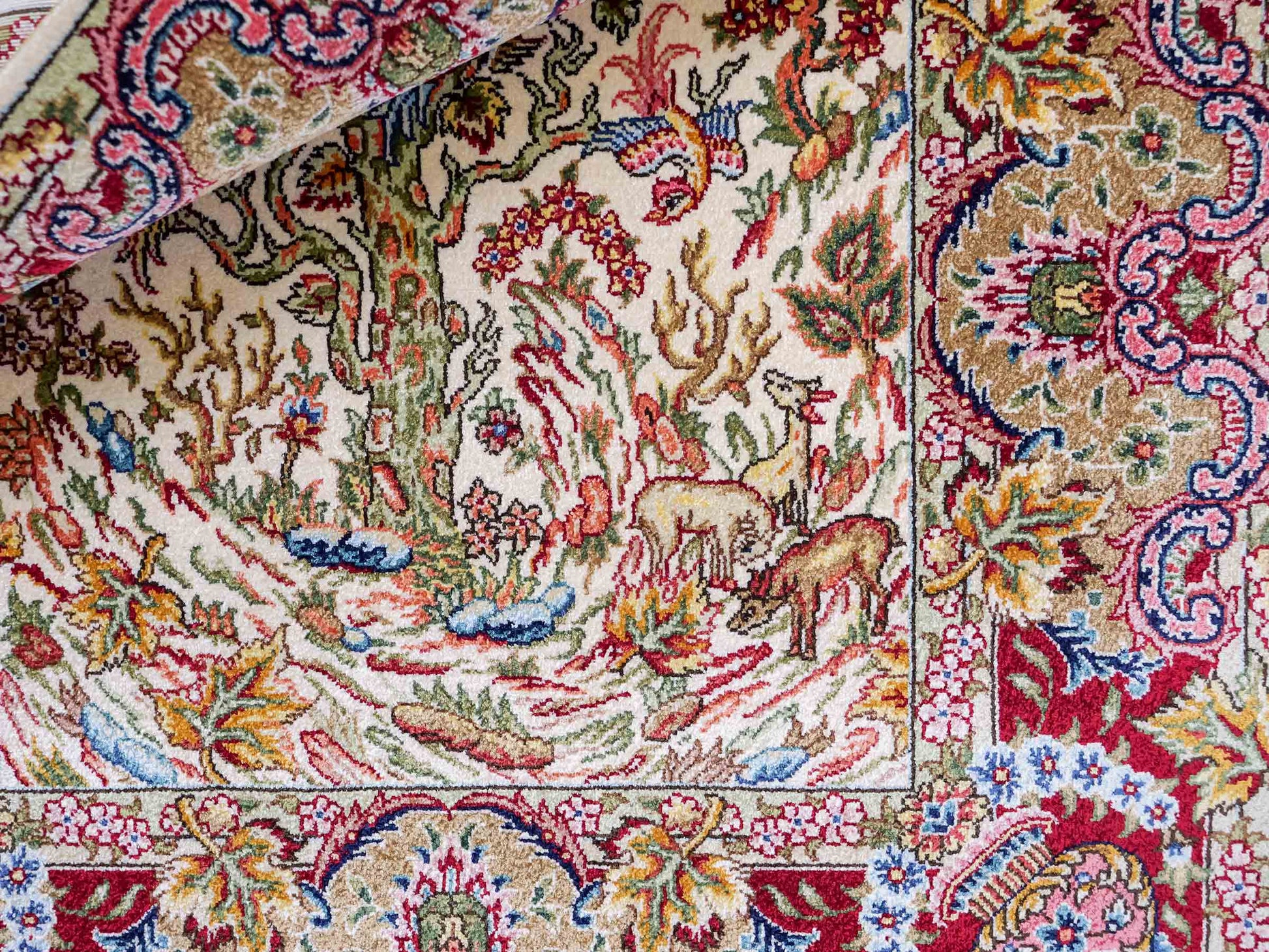 Sehr feiner, handgeknüpfter Khademi Orientteppich mit Ghom Design aus reiner Seide, gold, creme, weiß, rot. 93x63 cm. Vertrieb durch Jupiter Intl.