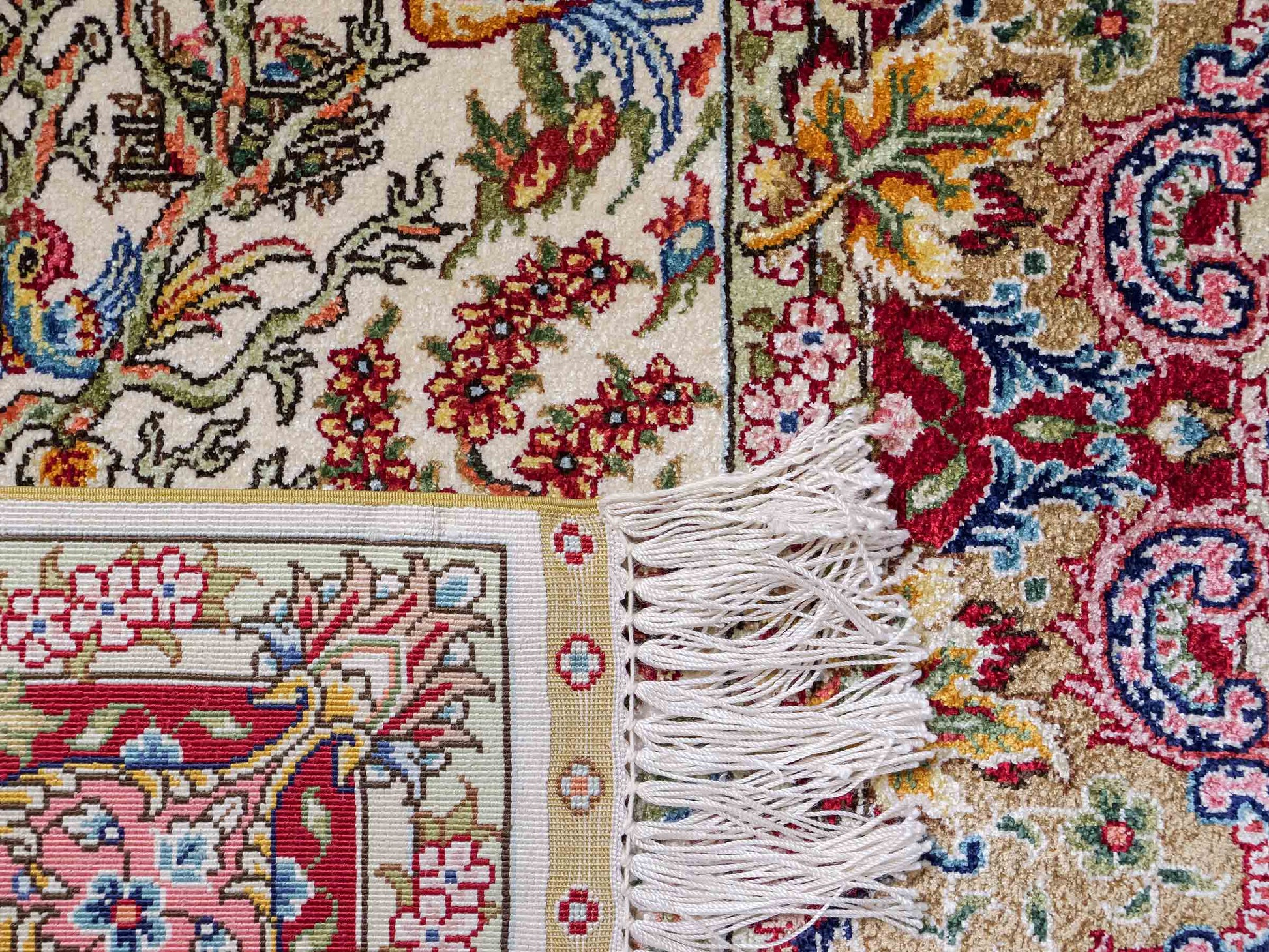 Sehr feiner, handgeknüpfter Khademi Orientteppich mit Ghom Design aus reiner Seide, gold, creme, weiß, rot. 93x63 cm. Vertrieb durch Jupiter Intl.
