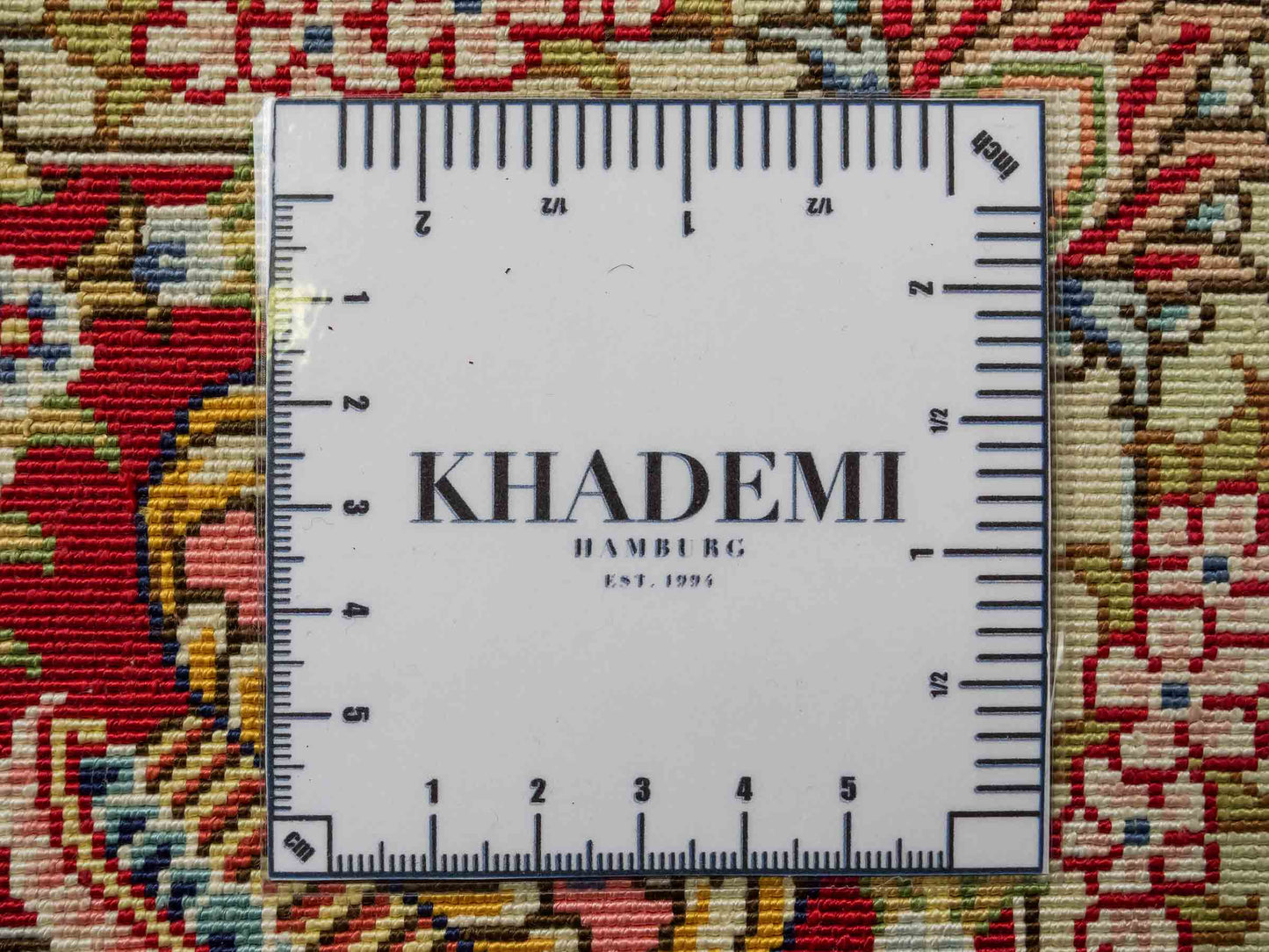 Sehr feiner, handgeknüpfter Khademi Orientteppich mit Ghom Design aus reiner Seide, gold, creme, weiß, rot. 93x63 cm. Vertrieb durch Jupiter Intl.