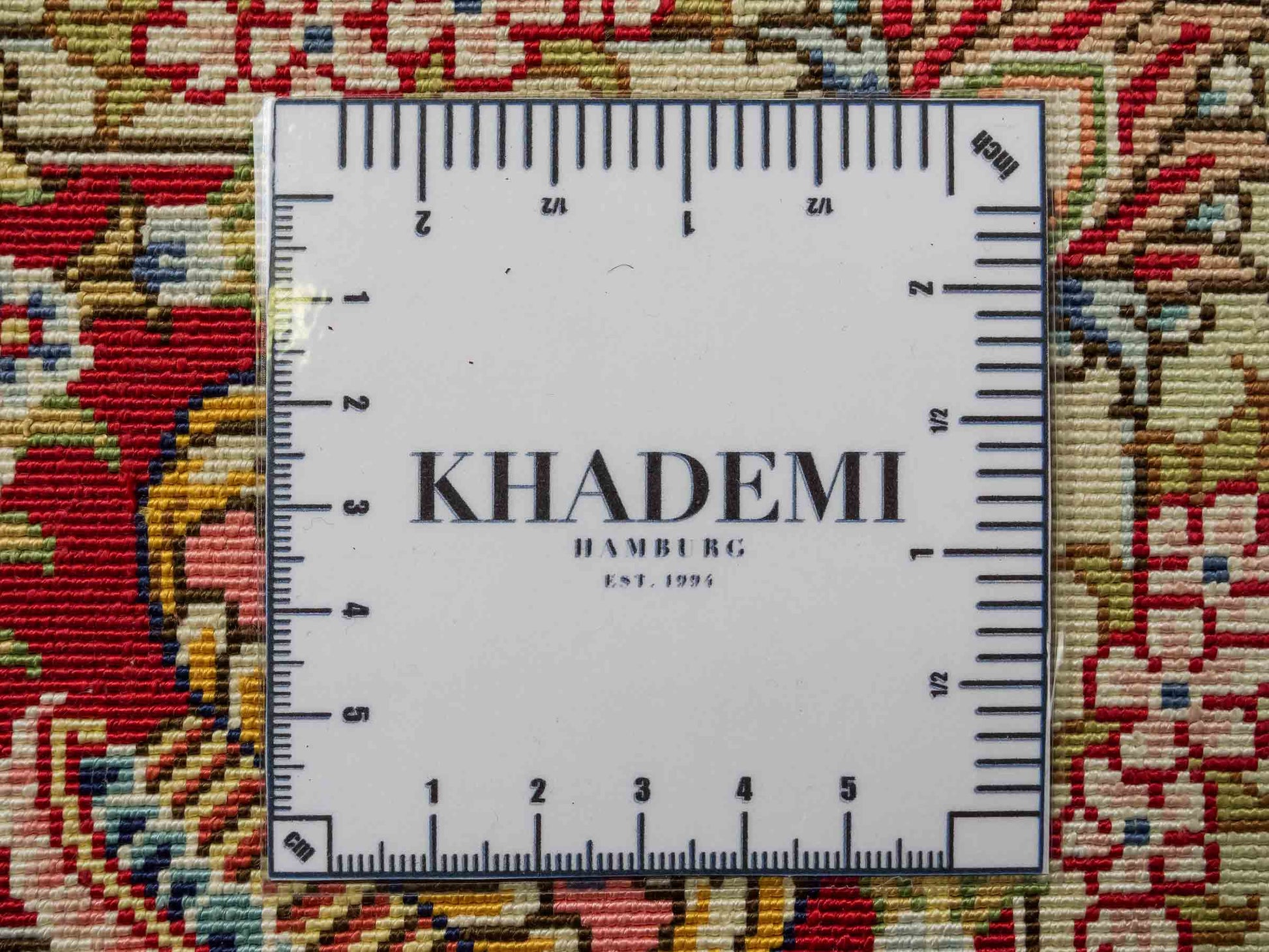 Sehr feiner, handgeknüpfter Khademi Orientteppich mit Ghom Design aus reiner Seide, gold, creme, weiß, rot. 93x63 cm. Vertrieb durch Jupiter Intl.