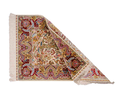 Sehr feiner, handgeknüpfter Khademi Orientteppich mit Ghom Design aus reiner Seide, gold, creme, weiß, rot. 93x63 cm. Vertrieb durch Jupiter Intl.