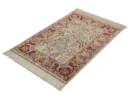 Sehr feiner, handgeknüpfter Khademi Orientteppich mit Ghom Design aus reiner Seide, gold, creme, weiß, rot. 93x63 cm. Vertrieb durch Jupiter Intl.