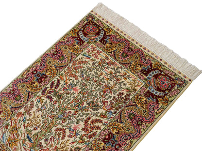 Sehr feiner, handgeknüpfter Khademi Orientteppich mit Ghom Design aus reiner Seide, gold, creme, weiß, rot. 93x63 cm. Vertrieb durch Jupiter Intl.