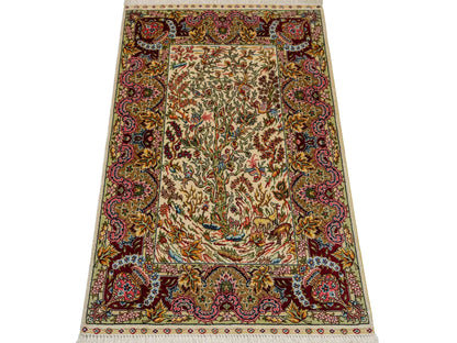 Sehr feiner, handgeknüpfter Khademi Orientteppich mit Ghom Design aus reiner Seide, gold, creme, weiß, rot. 93x63 cm. Vertrieb durch Jupiter Intl.
