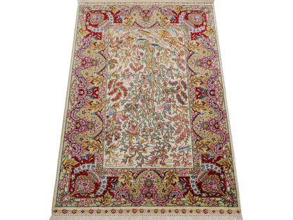 Sehr feiner, handgeknüpfter Khademi Orientteppich mit Ghom Design aus reiner Seide, gold, creme, weiß, rot. 93x63 cm. Vertrieb durch Jupiter Intl.