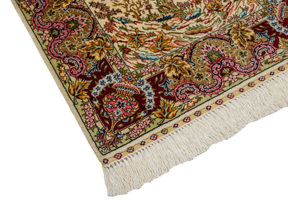 Sehr feiner, handgeknüpfter Khademi Orientteppich mit Ghom Design aus reiner Seide, gold, creme, weiß, rot. 93x63 cm. Vertrieb durch Jupiter Intl.