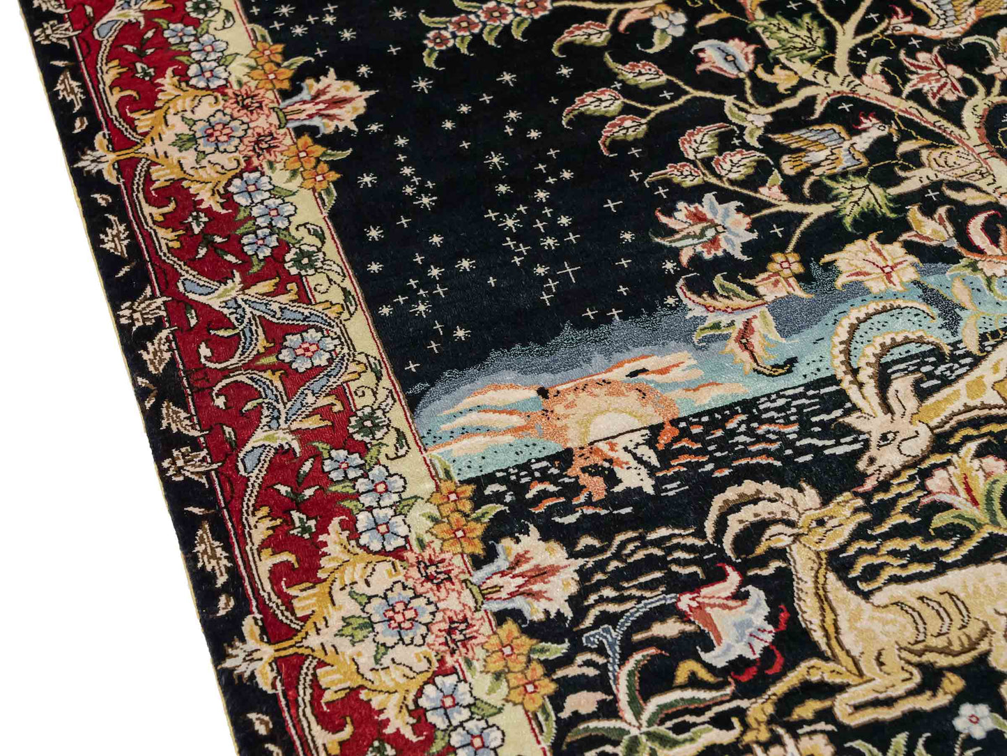 Sehr feiner, handgeknüpfter Khademi Orientteppich mit Ghom Design aus reiner Seide, schwarz, rot. 93x63 cm. Vertrieb durch Jupiter Intl.