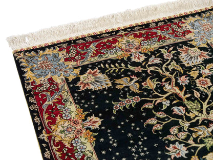 Sehr feiner, handgeknüpfter Khademi Orientteppich mit Ghom Design aus reiner Seide, schwarz, rot. 93x63 cm. Vertrieb durch Jupiter Intl.