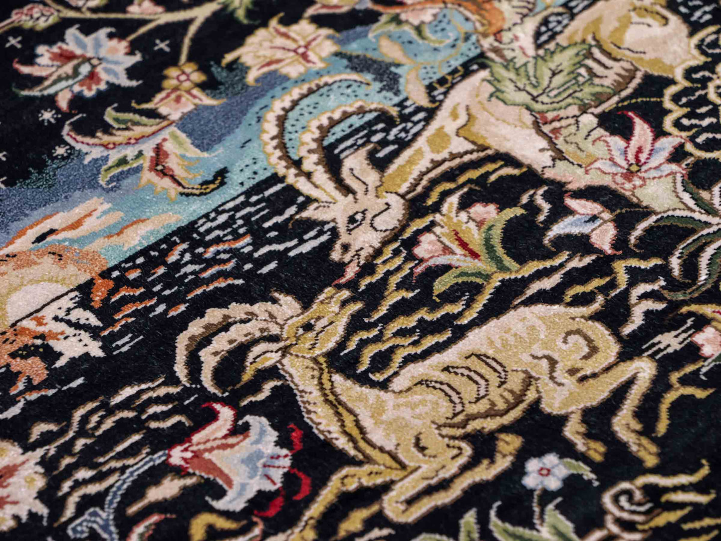 Sehr feiner, handgeknüpfter Khademi Orientteppich mit Ghom Design aus reiner Seide, schwarz, rot. 93x63 cm. Vertrieb durch Jupiter Intl.