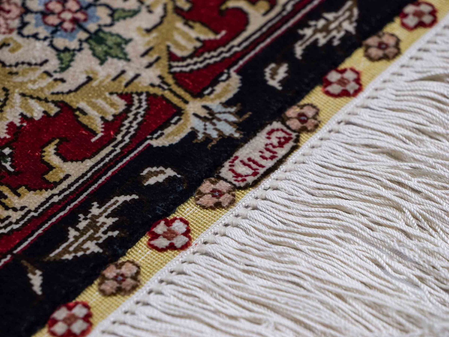 Sehr feiner, handgeknüpfter Khademi Orientteppich mit Ghom Design aus reiner Seide, schwarz, rot. 93x63 cm. Vertrieb durch Jupiter Intl.