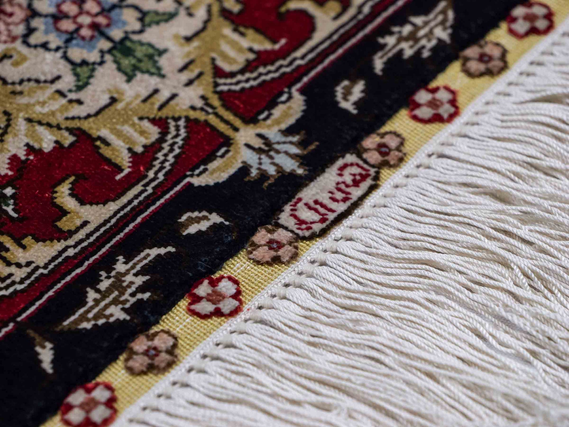Sehr feiner, handgeknüpfter Khademi Orientteppich mit Ghom Design aus reiner Seide, schwarz, rot. 93x63 cm. Vertrieb durch Jupiter Intl.
