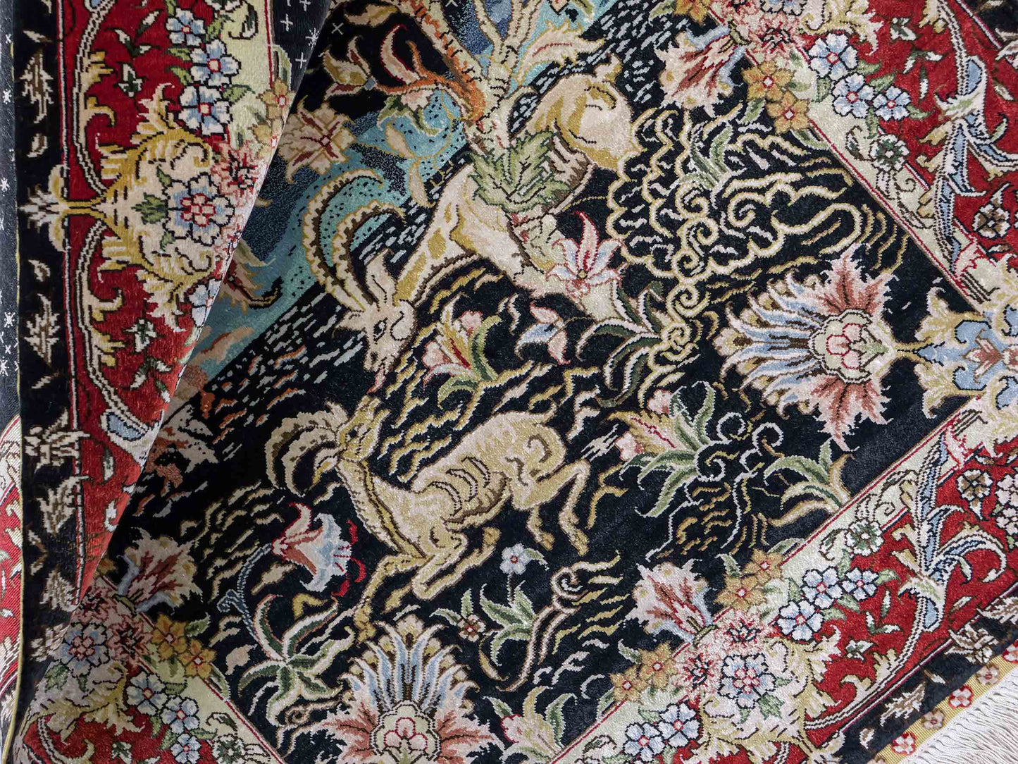 Sehr feiner, handgeknüpfter Khademi Orientteppich mit Ghom Design aus reiner Seide, schwarz, rot. 93x63 cm. Vertrieb durch Jupiter Intl.