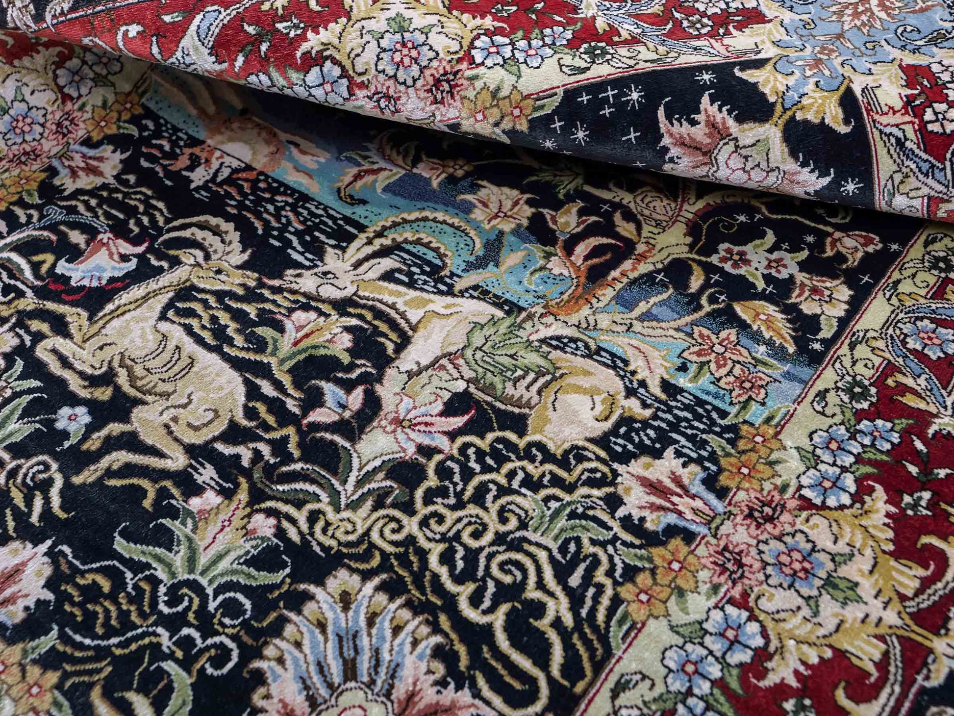 Sehr feiner, handgeknüpfter Khademi Orientteppich mit Ghom Design aus reiner Seide, schwarz, rot. 93x63 cm. Vertrieb durch Jupiter Intl.