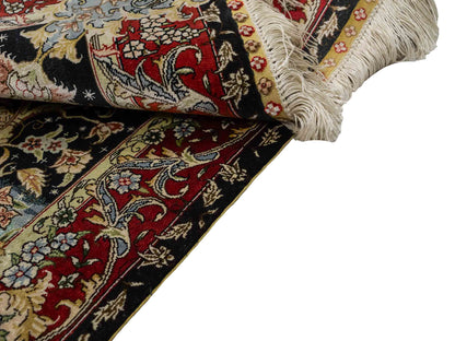 Sehr feiner, handgeknüpfter Khademi Orientteppich mit Ghom Design aus reiner Seide, schwarz, rot. 93x63 cm. Vertrieb durch Jupiter Intl.