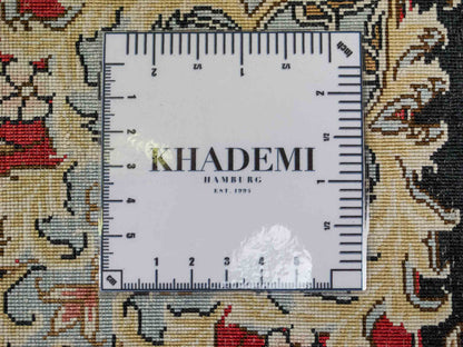 Sehr feiner, handgeknüpfter Khademi Orientteppich mit Ghom Design aus reiner Seide, schwarz, rot. 93x63 cm. Vertrieb durch Jupiter Intl.