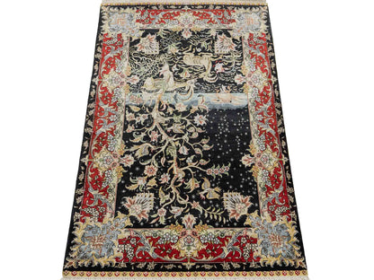 Sehr feiner, handgeknüpfter Khademi Orientteppich mit Ghom Design aus reiner Seide, schwarz, rot. 93x63 cm. Vertrieb durch Jupiter Intl.