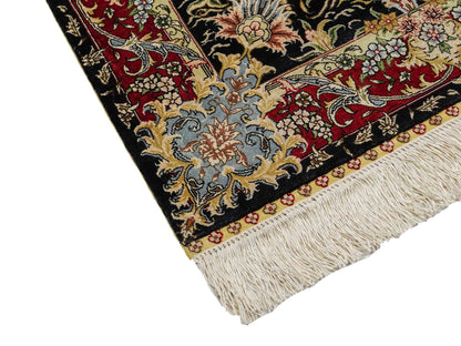 Sehr feiner, handgeknüpfter Khademi Orientteppich mit Ghom Design aus reiner Seide, schwarz, rot. 93x63 cm. Vertrieb durch Jupiter Intl.