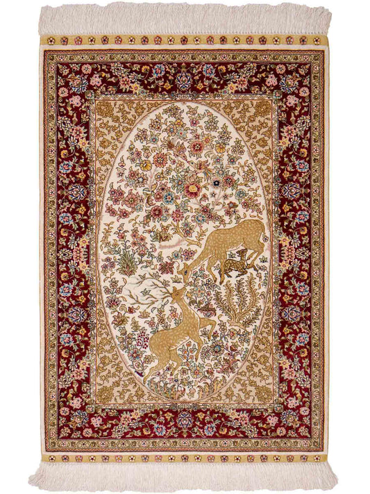 Sehr feiner, handgeknüpfter Khademi Orientteppich mit Ghom Design aus reiner Seide, creme, weiß, rot, beige. 93x63 cm. Vertrieb durch Jupiter Intl.
