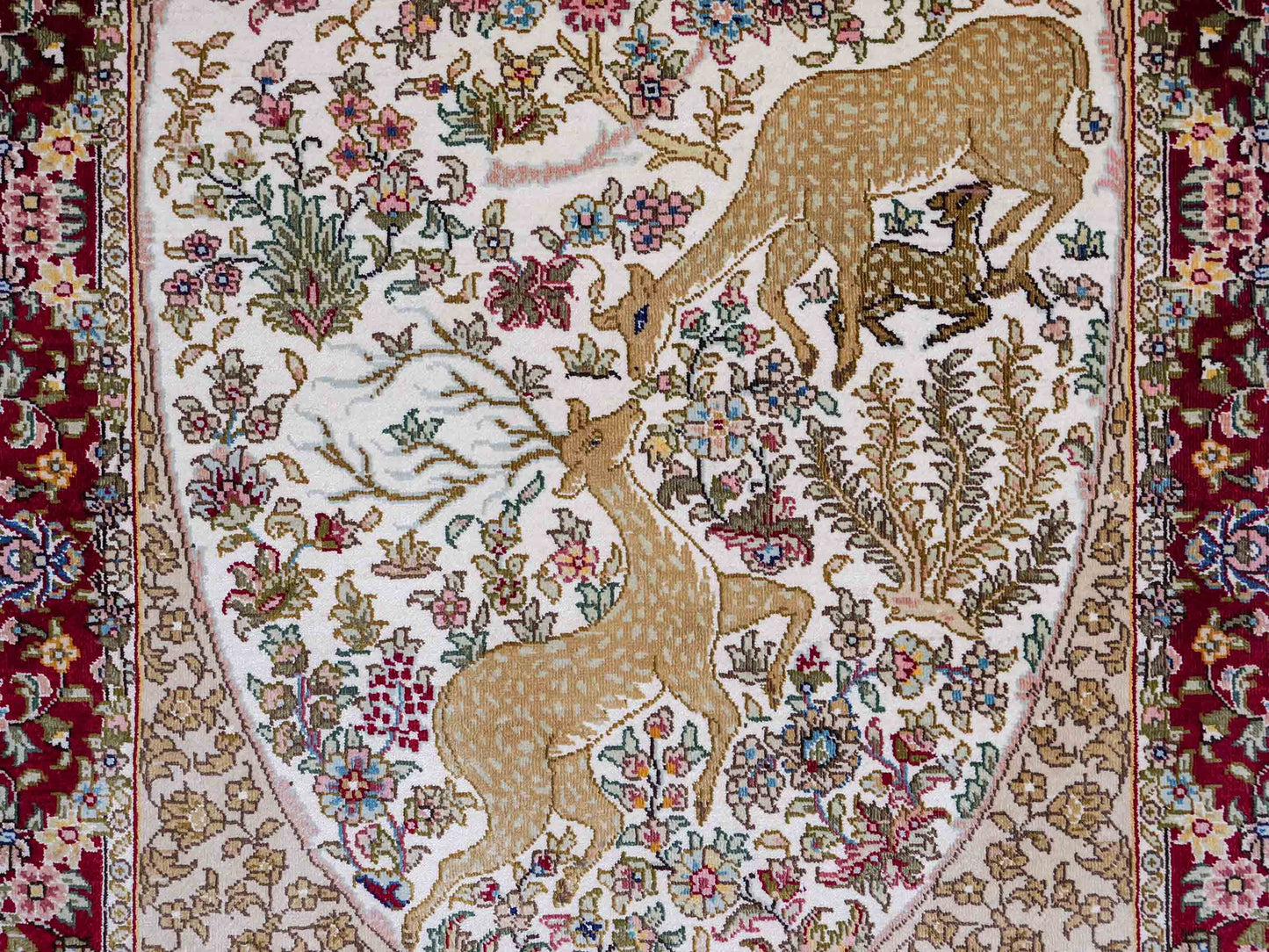 Sehr feiner, handgeknüpfter Khademi Orientteppich mit Ghom Design aus reiner Seide, creme, weiß, rot, beige. 93x63 cm. Vertrieb durch Jupiter Intl.
