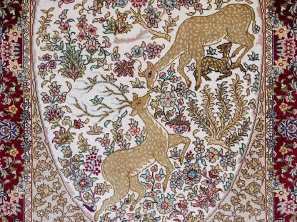 Sehr feiner, handgeknüpfter Khademi Orientteppich mit Ghom Design aus reiner Seide, creme, weiß, rot, beige. 93x63 cm. Vertrieb durch Jupiter Intl.