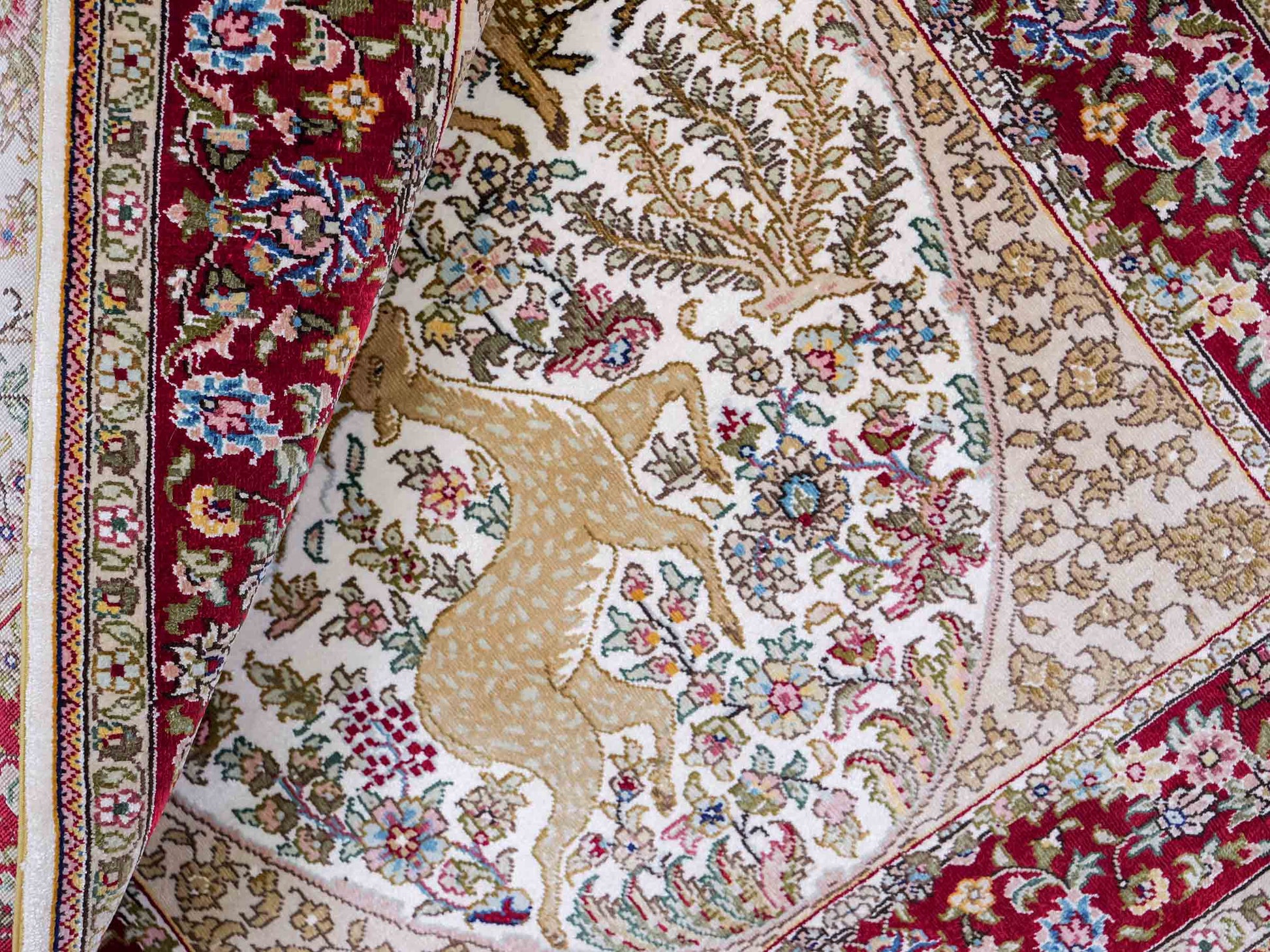 Sehr feiner, handgeknüpfter Khademi Orientteppich mit Ghom Design aus reiner Seide, creme, weiß, rot, beige. 93x63 cm. Vertrieb durch Jupiter Intl.