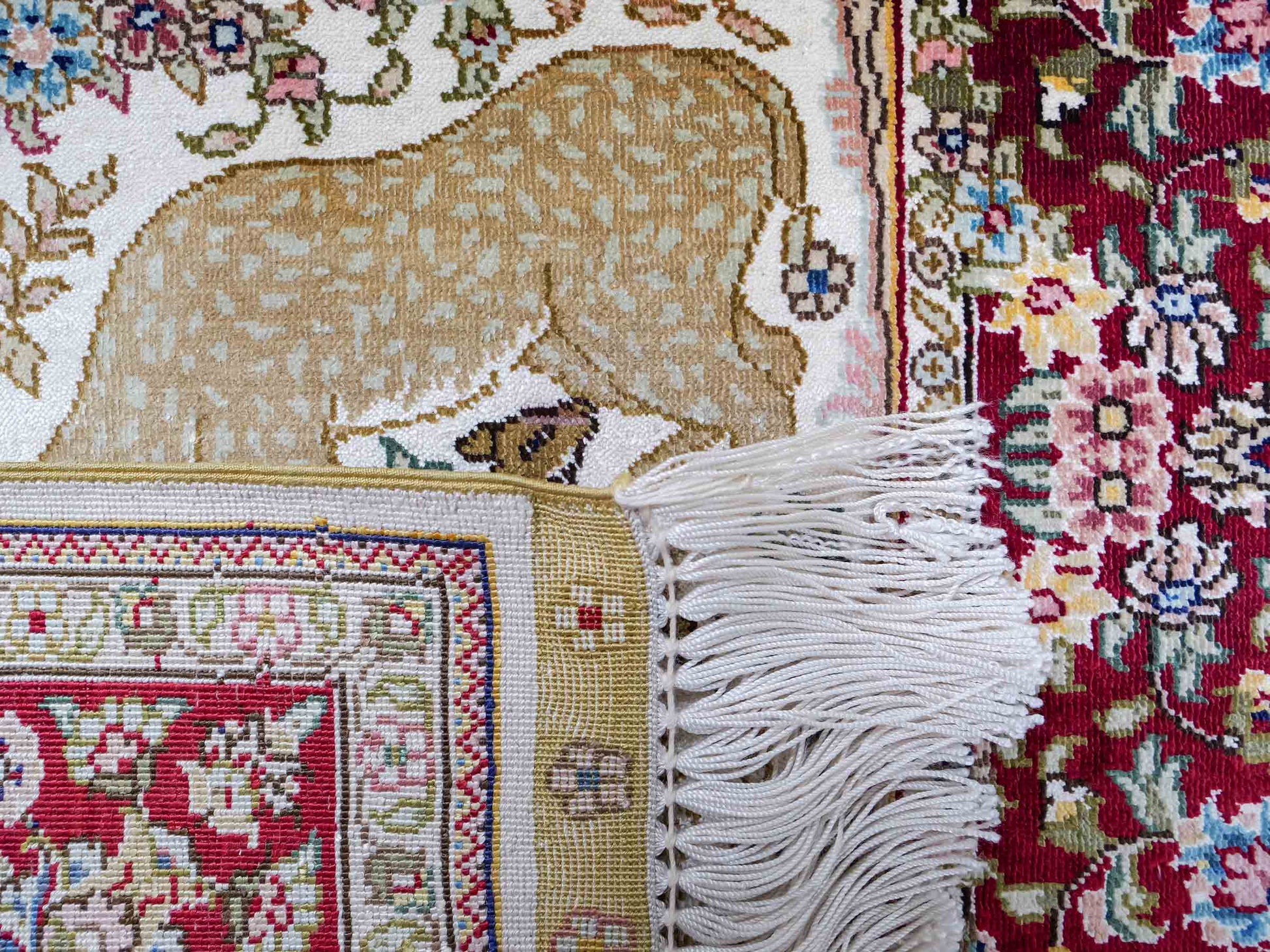 Sehr feiner, handgeknüpfter Khademi Orientteppich mit Ghom Design aus reiner Seide, creme, weiß, rot, beige. 93x63 cm. Vertrieb durch Jupiter Intl.