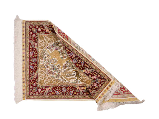 Sehr feiner, handgeknüpfter Khademi Orientteppich mit Ghom Design aus reiner Seide, creme, weiß, rot, beige. 93x63 cm. Vertrieb durch Jupiter Intl.