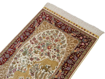 Sehr feiner, handgeknüpfter Khademi Orientteppich mit Ghom Design aus reiner Seide, creme, weiß, rot, beige. 93x63 cm. Vertrieb durch Jupiter Intl.