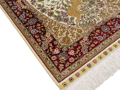 Sehr feiner, handgeknüpfter Khademi Orientteppich mit Ghom Design aus reiner Seide, creme, weiß, rot, beige. 93x63 cm. Vertrieb durch Jupiter Intl.