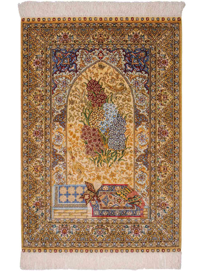 Sehr feiner, handgeknüpfter Khademi Orientteppich mit Ghom Design aus reiner Seide, gold, beige, blau. 93x63 cm. Vertrieb durch Jupiter Intl.
