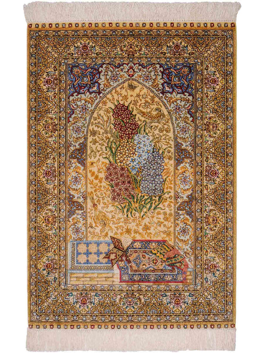 Sehr feiner, handgeknüpfter Khademi Orientteppich mit Ghom Design aus reiner Seide, gold, beige, blau. 93x63 cm. Vertrieb durch Jupiter Intl.