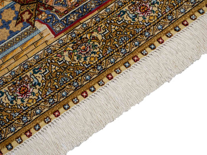 Sehr feiner, handgeknüpfter Khademi Orientteppich mit Ghom Design aus reiner Seide, gold, beige, blau. 93x63 cm. Vertrieb durch Jupiter Intl.