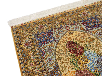 Sehr feiner, handgeknüpfter Khademi Orientteppich mit Ghom Design aus reiner Seide, gold, beige, blau. 93x63 cm. Vertrieb durch Jupiter Intl.