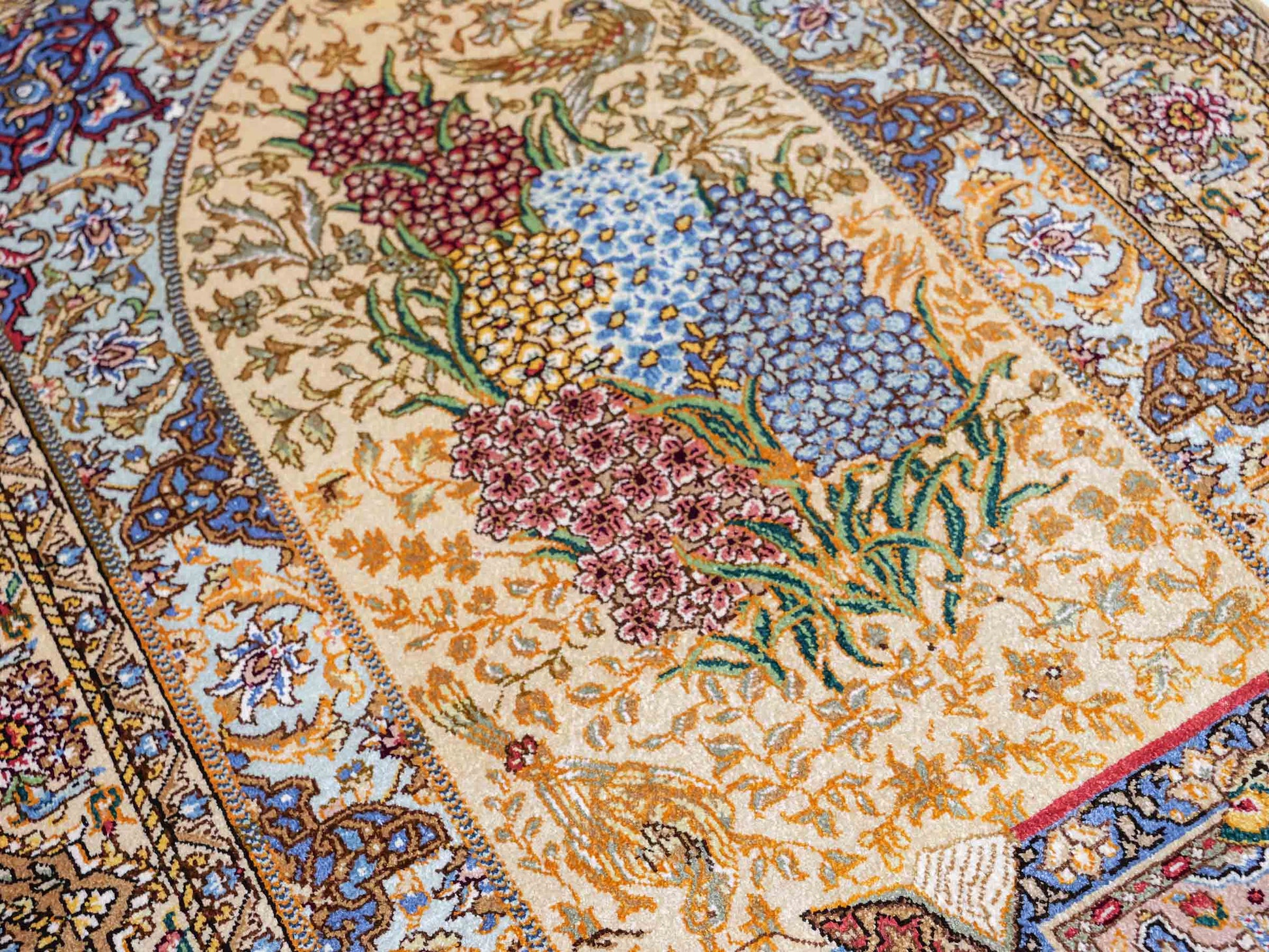Sehr feiner, handgeknüpfter Khademi Orientteppich mit Ghom Design aus reiner Seide, gold, beige, blau. 93x63 cm. Vertrieb durch Jupiter Intl.