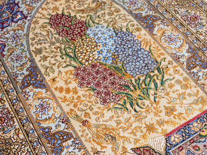 Sehr feiner, handgeknüpfter Khademi Orientteppich mit Ghom Design aus reiner Seide, gold, beige, blau. 93x63 cm. Vertrieb durch Jupiter Intl.