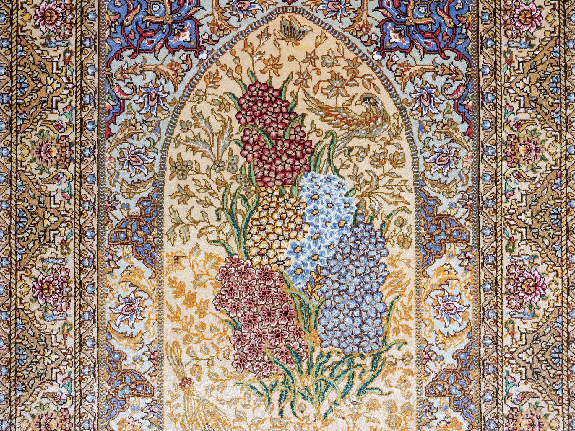 Sehr feiner, handgeknüpfter Khademi Orientteppich mit Ghom Design aus reiner Seide, gold, beige, blau. 93x63 cm. Vertrieb durch Jupiter Intl.