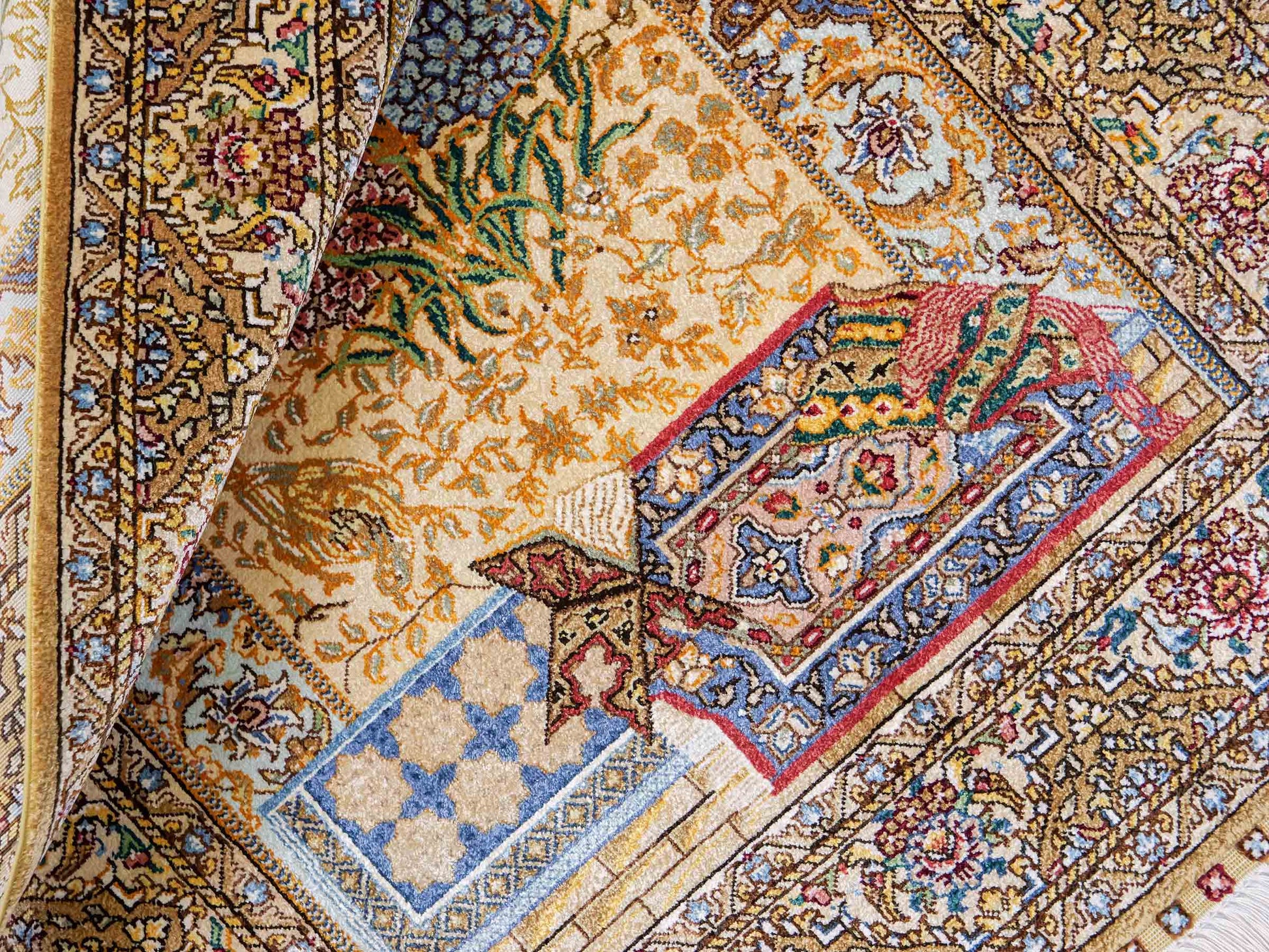Sehr feiner, handgeknüpfter Khademi Orientteppich mit Ghom Design aus reiner Seide, gold, beige, blau. 93x63 cm. Vertrieb durch Jupiter Intl.