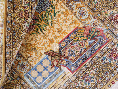 Sehr feiner, handgeknüpfter Khademi Orientteppich mit Ghom Design aus reiner Seide, gold, beige, blau. 93x63 cm. Vertrieb durch Jupiter Intl.