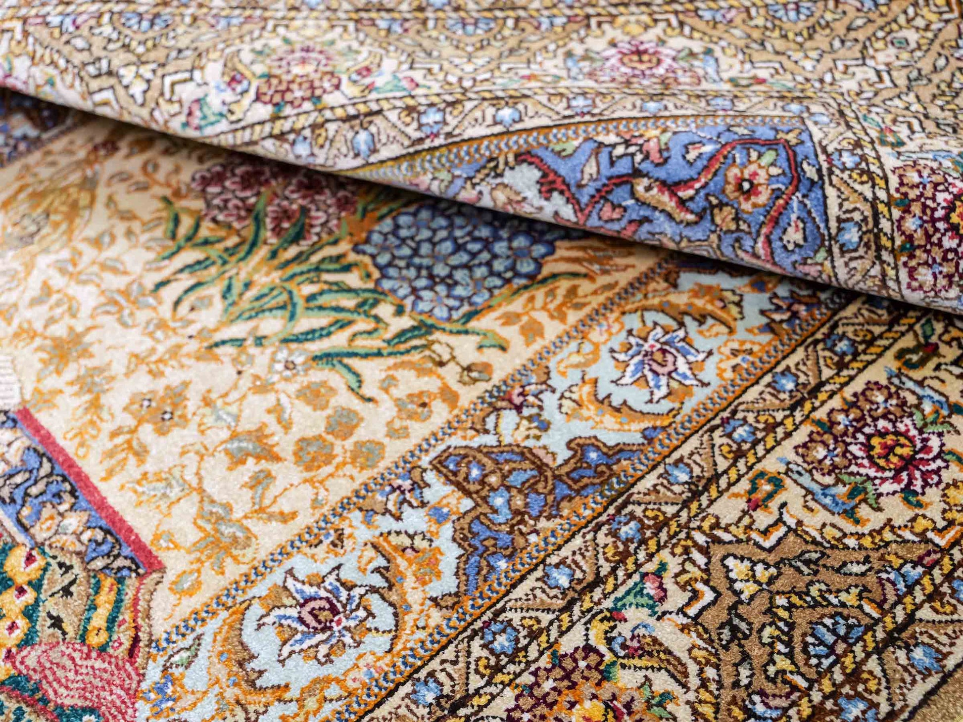 Sehr feiner, handgeknüpfter Khademi Orientteppich mit Ghom Design aus reiner Seide, gold, beige, blau. 93x63 cm. Vertrieb durch Jupiter Intl.
