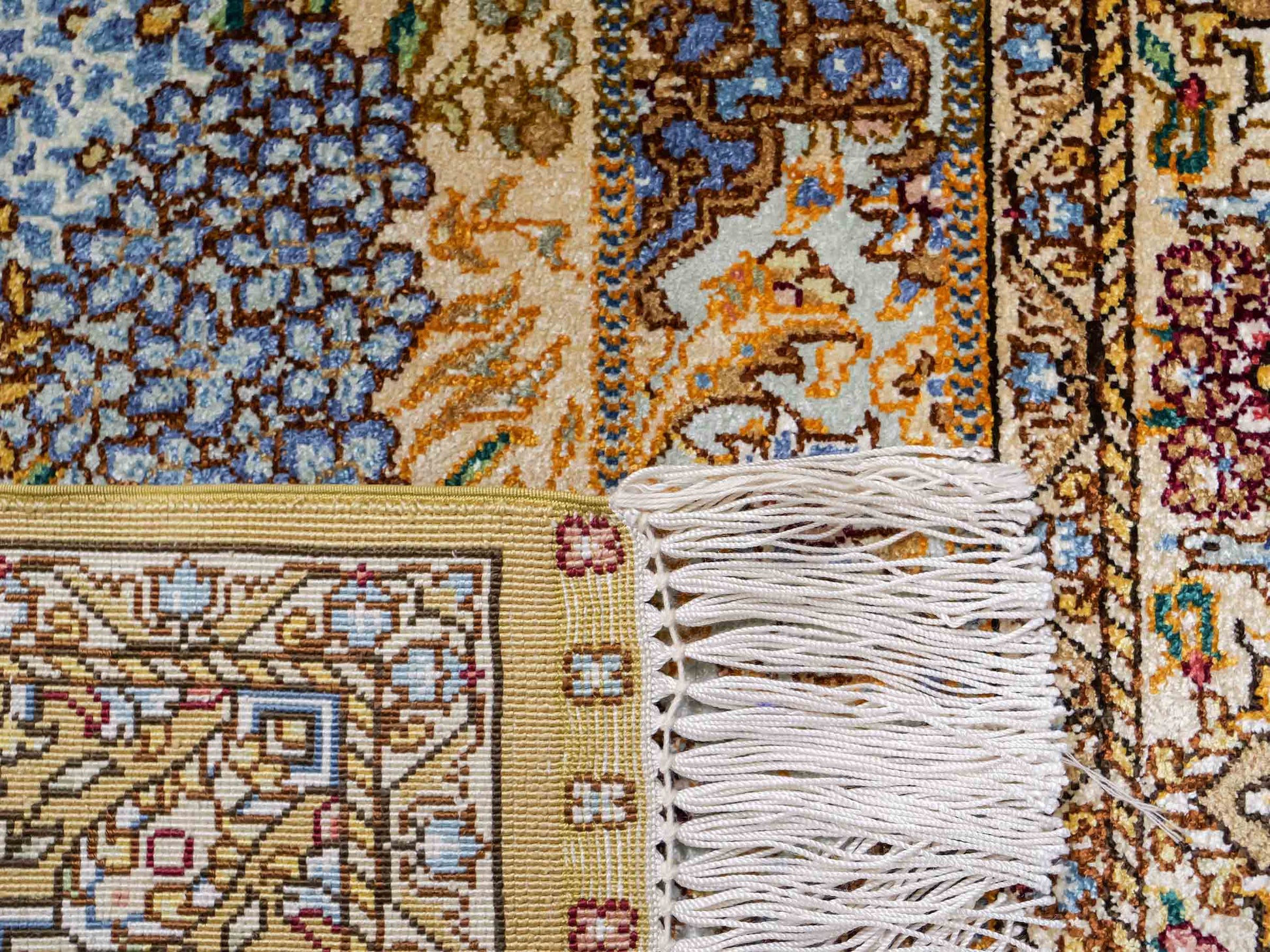 Sehr feiner, handgeknüpfter Khademi Orientteppich mit Ghom Design aus reiner Seide, gold, beige, blau. 93x63 cm. Vertrieb durch Jupiter Intl.